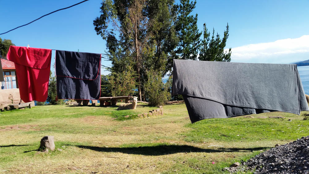 roupa estendida objetos essenciais para levar em uma volta ao mundo