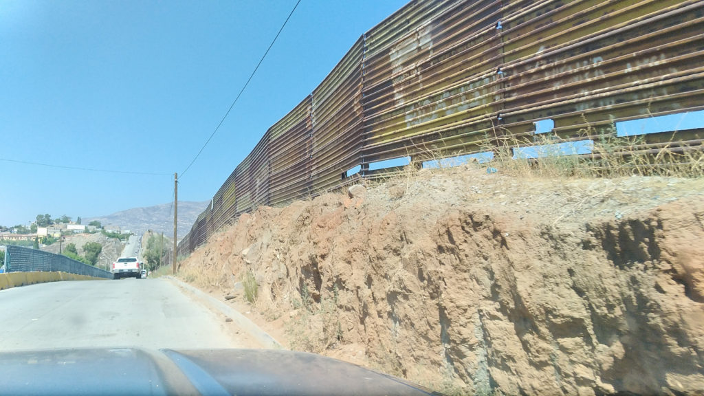 cruzando a fronteira do México para os Estados Unidos