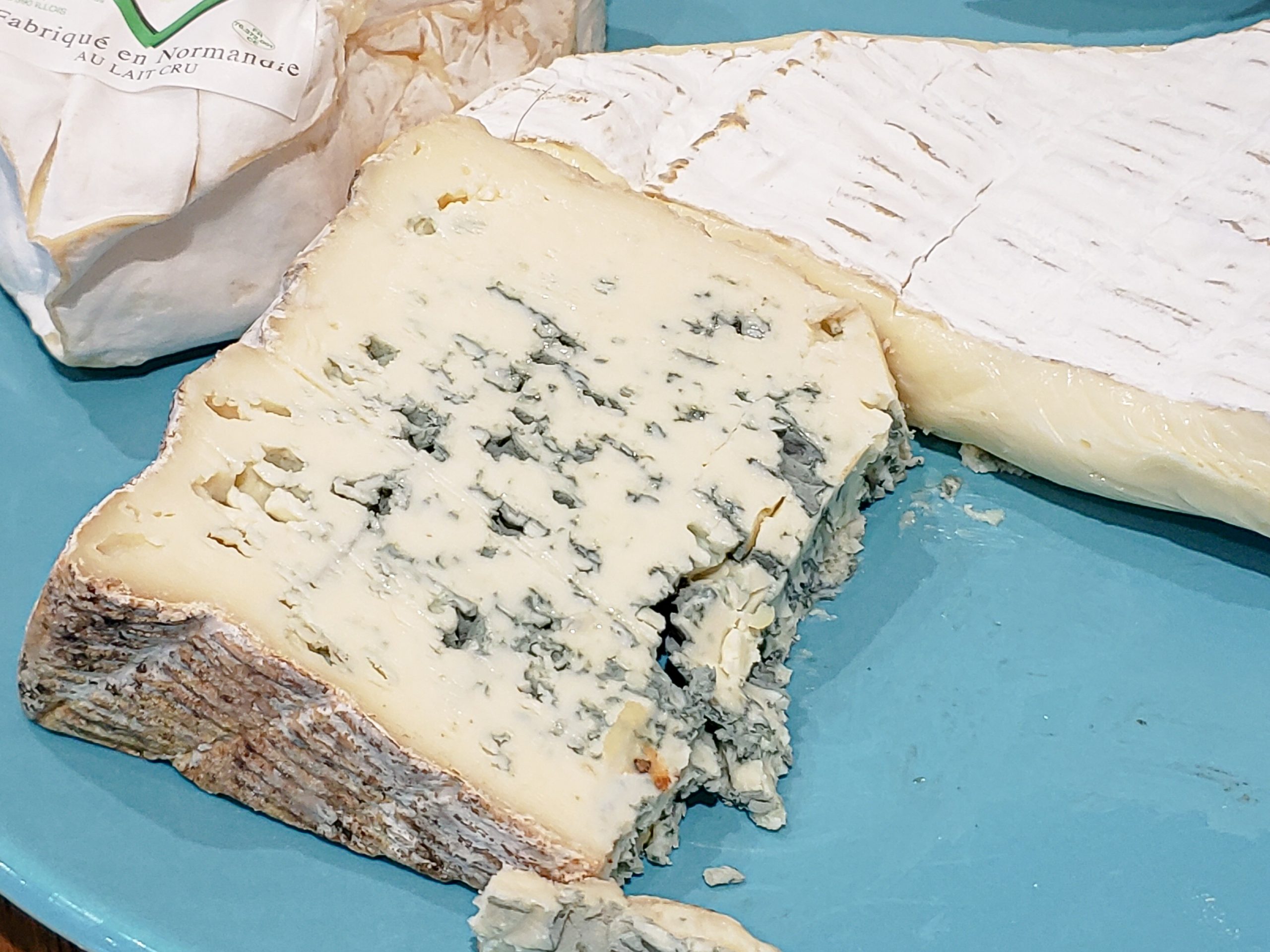 Roquefort e gorgonzola: diferenças e semelhanças entre os queijos